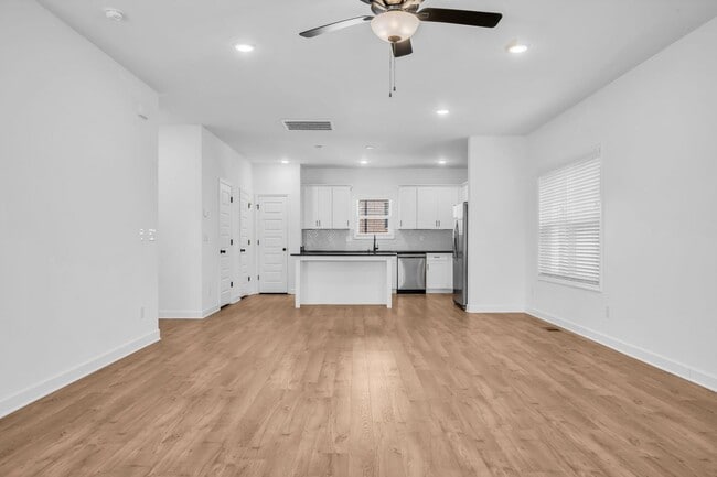 Building Photo - Modern Living in Bellevue