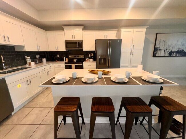 Building Photo - Fully Furnished 2/2 Luxury Storey Lake Condo near Disney with a Stunning Balcony Viiew!