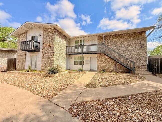 Building Photo - 2504 Manor Cir