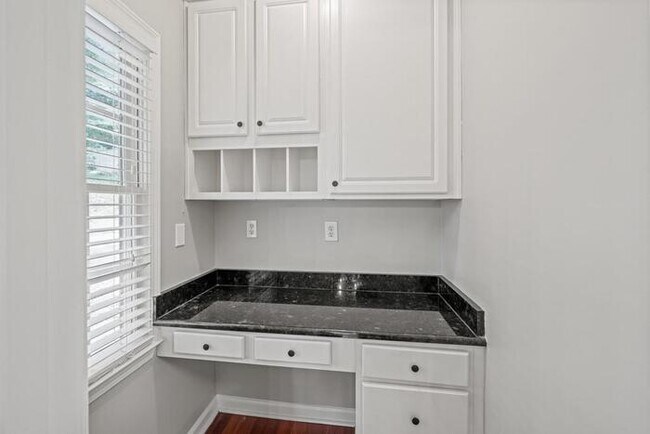 Building Photo - House 4 Beds 2 Baths