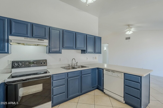 Building Photo - 678 S Silver Dr