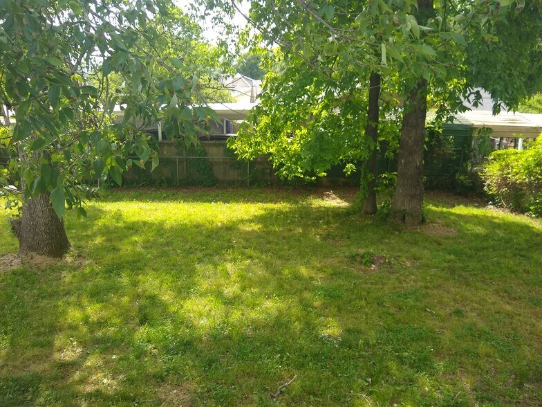 Backyard - 967 may Apple dr