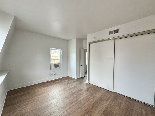 Building Photo - 2233 Victor St