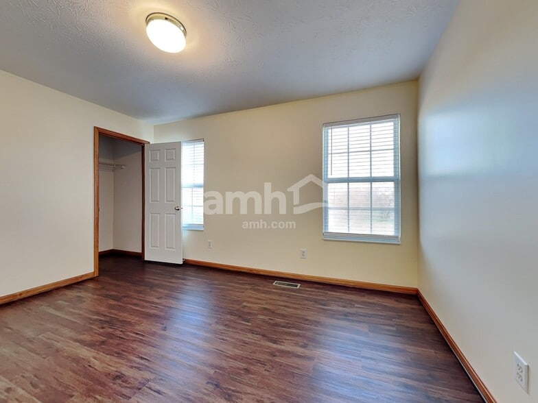 Building Photo - 6088 Lakewood Dr