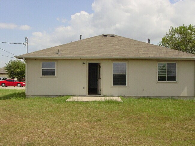 Building Photo - Del Valle Home