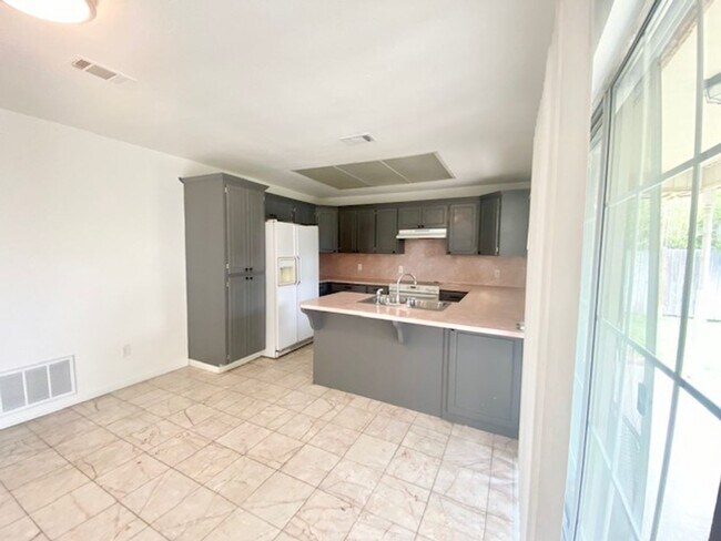 Building Photo - 3 bedroom home with a large backyard in Harker Heights!