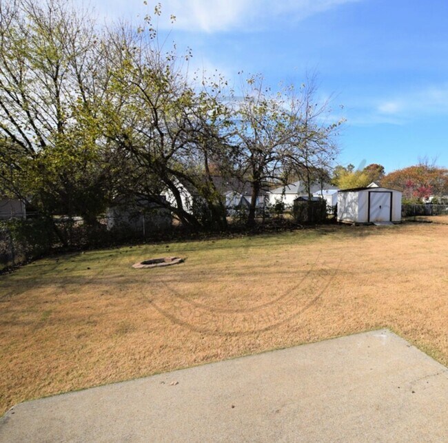 Building Photo - ON SPECIAL! Charming 3 Bedroom Ranch in Cl...