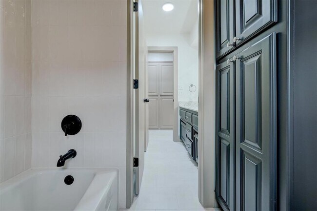 Building Photo - 3616 Burlington Dr