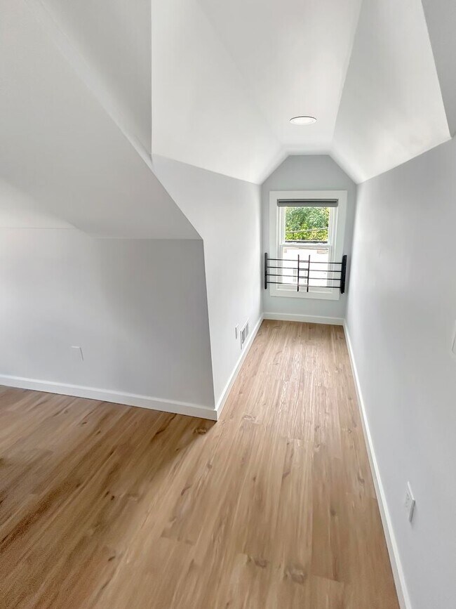 Building Photo - 1524 4th Ave