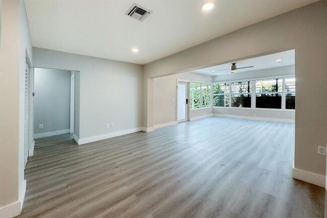 Building Photo - 1641 NE 5th Ct