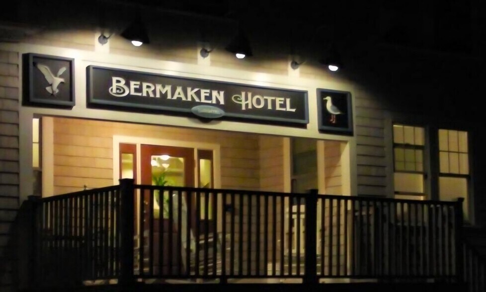 Building Photo - 102 Revere St