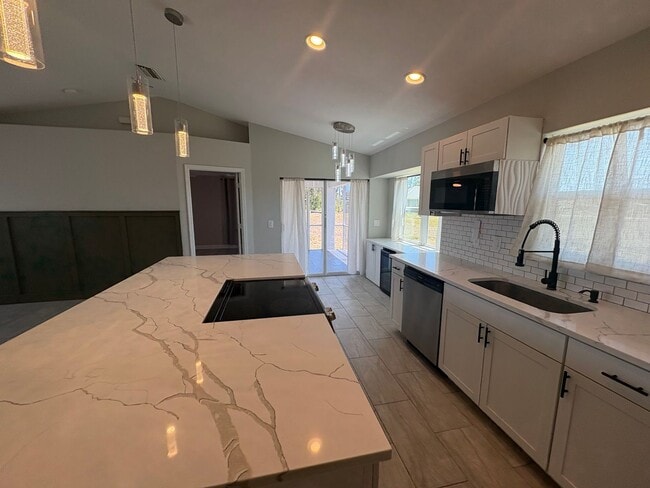 Building Photo - 3/2/2 with Solar!