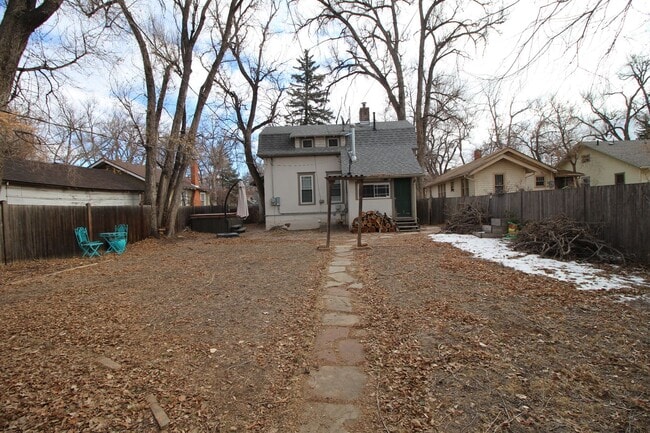 Building Photo - Adorable 3bdrm Downtown Bungalow