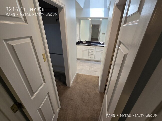 Building Photo - 3216 Cluny Dr