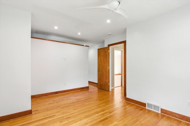 Building Photo - 712 Collegewood St