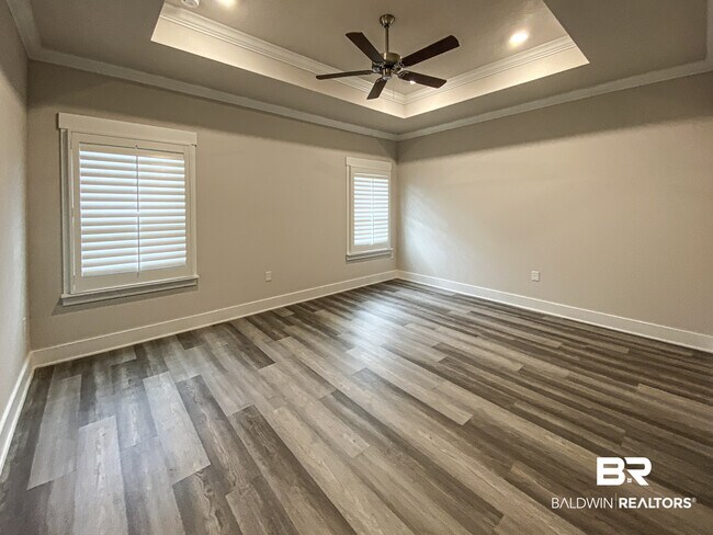 Building Photo - 10078 Lakeview Dr