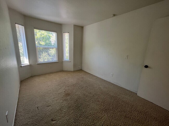 Building Photo - Spacious 3bed 2.5bath 2 story home available now!