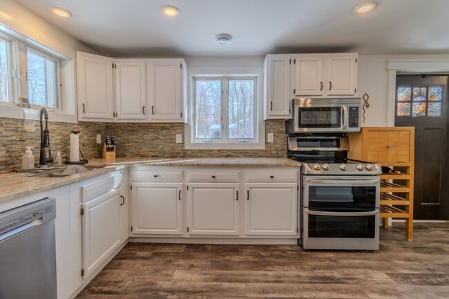 Building Photo - Quiet Cottage in the Trees