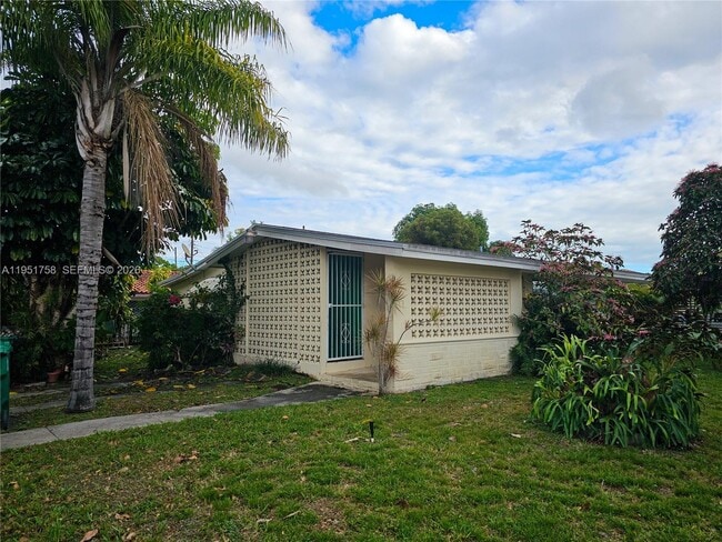 Building Photo - 201 SW 30th Ct