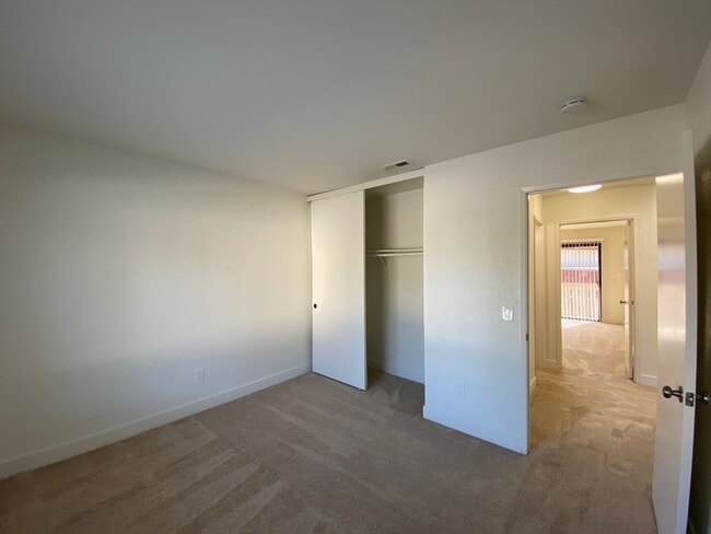 Building Photo - Stunning Townhome in Tanglewood Community