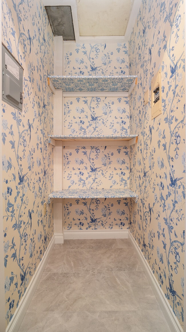 Building Photo - Burbank Wonder Years house