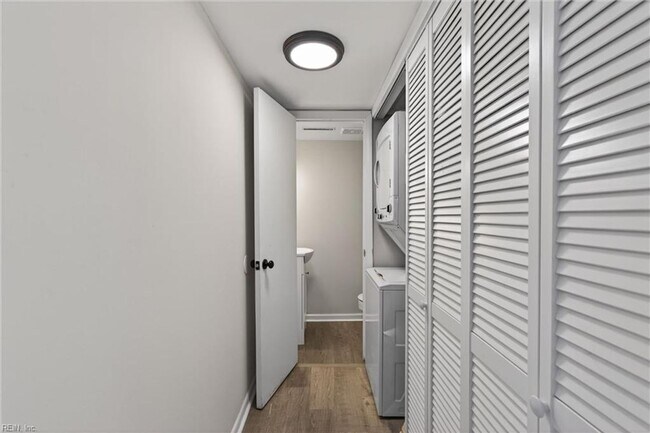 Building Photo - Corner Townhome in Virginia Beach