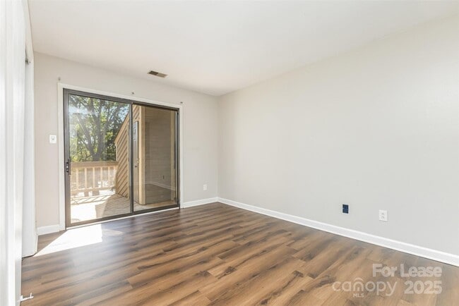 Building Photo - 1608 Sharon Rd W