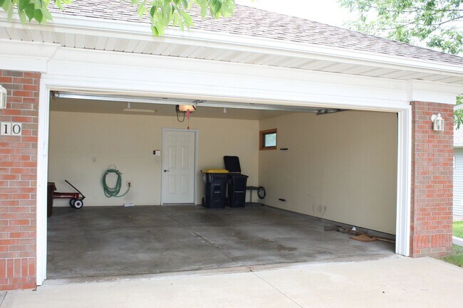 Building Photo - AVAILABLE JULY 2026!!! Incredible 3 bedroom, 2-1/2 bath duplex style condominium on Iowa City Eas...