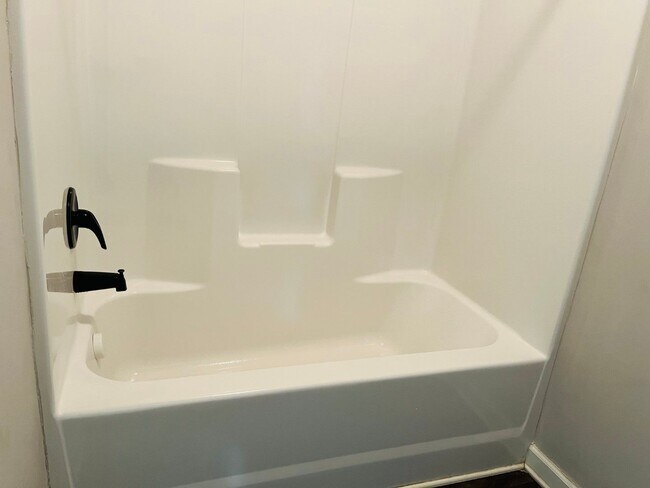 Building Photo - WOW! 5 bed, 4 full baths, brick exterior, ...