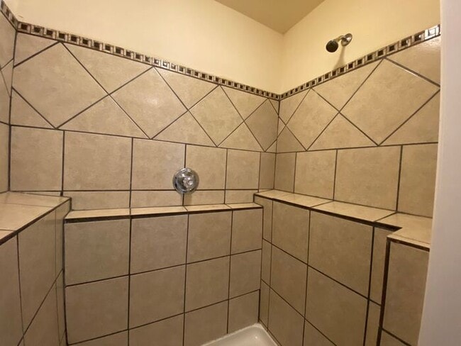 Building Photo - Germantown / Salemtown House for Rent!  2 Beds w/ extra rooms  + 2 full baths!