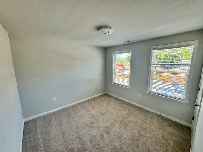 Building Photo - 701 Englewood Farms Dr