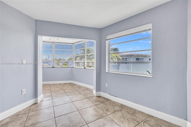 Building Photo - 1715 NE Miami Gardens Dr