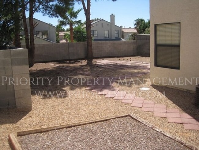 Building Photo - 2052 Waverly Cir