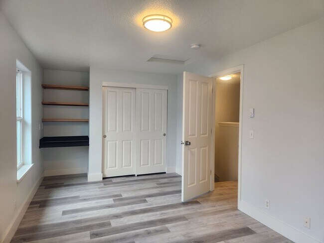 Building Photo - 3 Bedroom Campus Duplex!