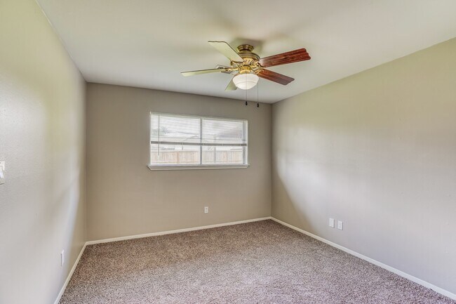 Building Photo - 13914 Duncannon Dr