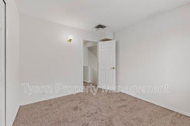 Building Photo - 1515 La Charles Dr NE