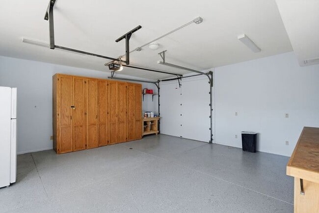 Building Photo - 770 N Lazy J Wy