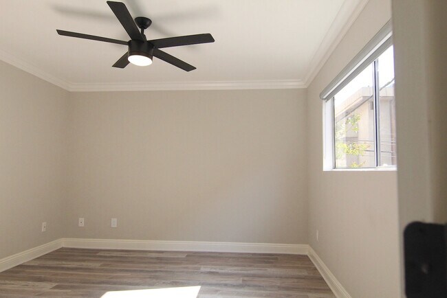 Building Photo - 1450 S Bundy Dr