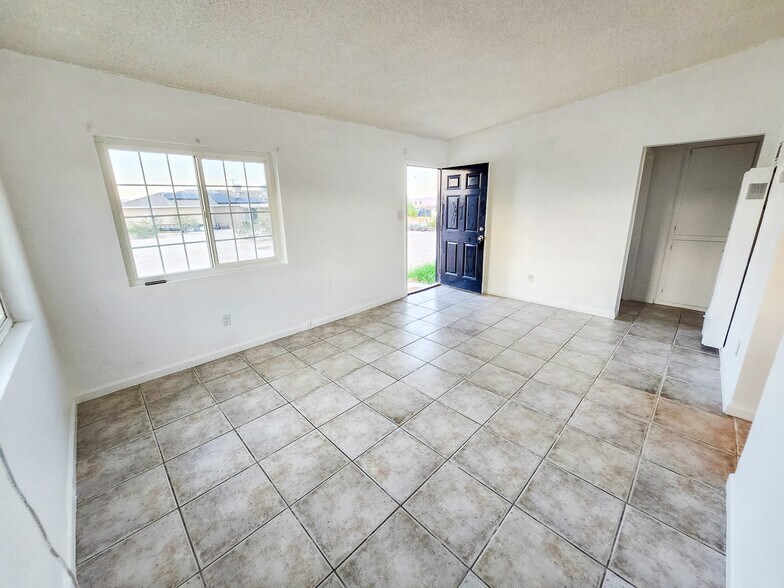 Building Photo - 5527 Baileya Ave