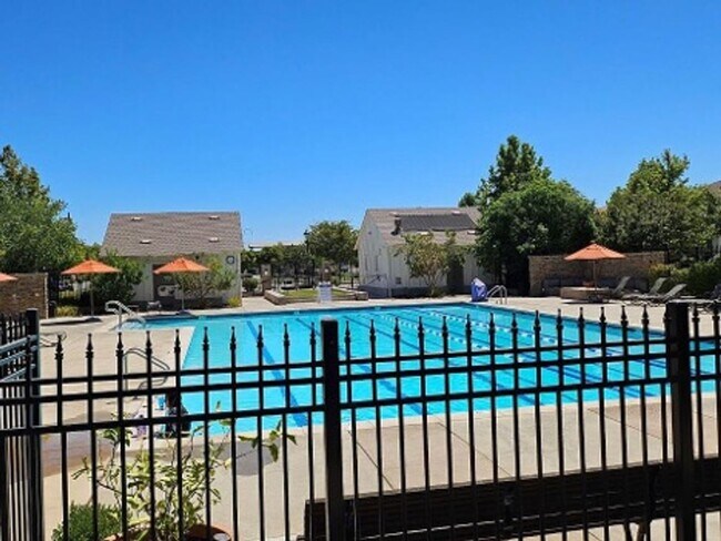 Building Photo - Upscale 2/2 Apartment in The Cannery!