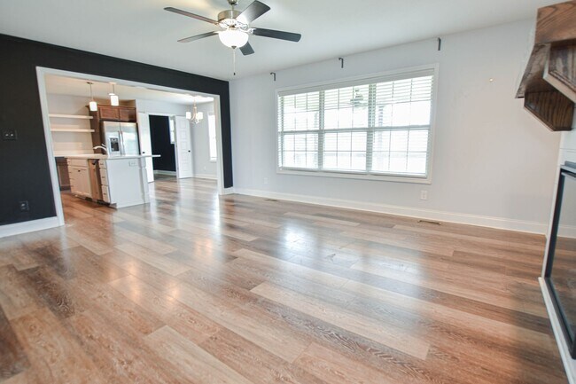 Building Photo - Pet Friendly Four Bedroom!