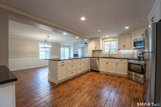 Building Photo - 30 Hillsboro Dr