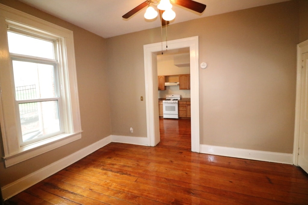 Building Photo - 1316 E 10th St