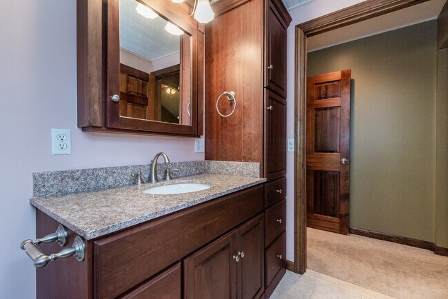 Building Photo - 131 Hemlock Dr