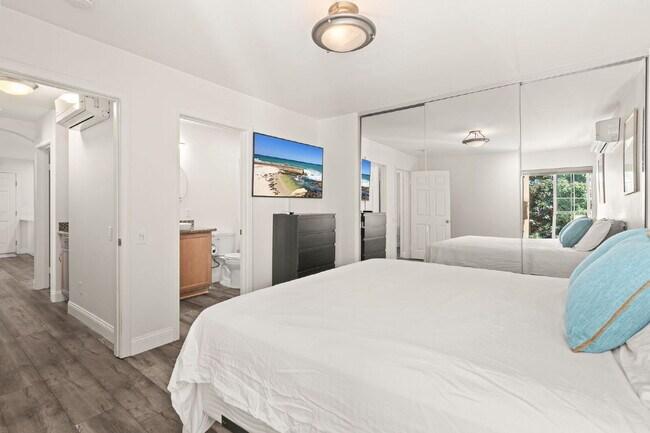 Building Photo - 3BR/2BA Condo with Vaulted Ceilings, Close Proximity to UCSD and Medical Centers! Available APRIL...