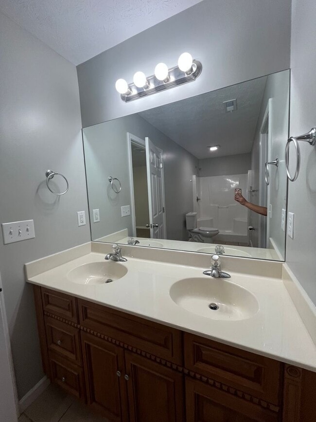 Building Photo - Location & Convenience!!!