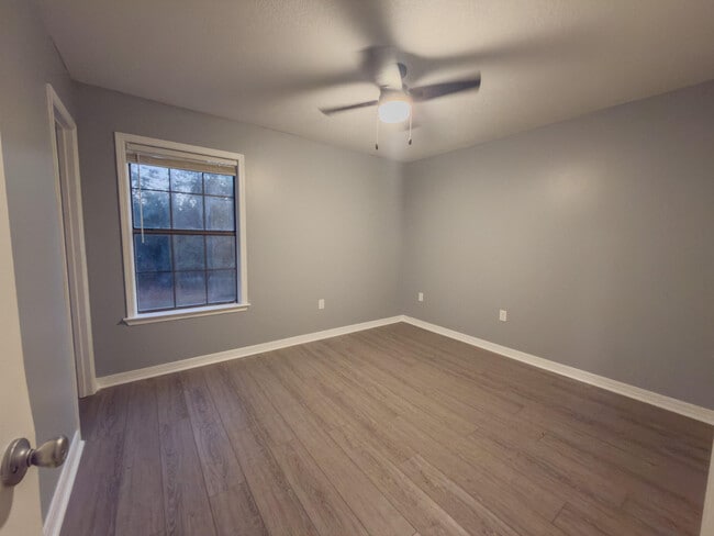 Building Photo - 209 Pinoak Ct W