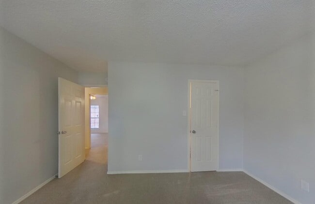 Building Photo - MOVE IN READY