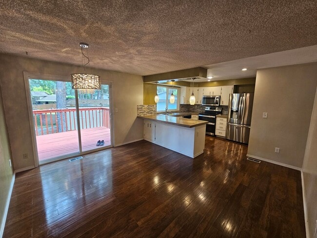 Building Photo - Beautifully Home in the Valley