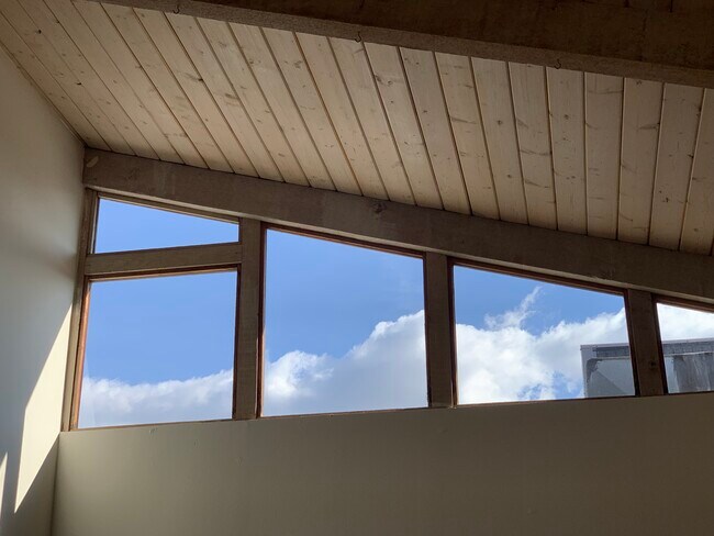 Building Photo - 2493 1/2 S Barrington Ave